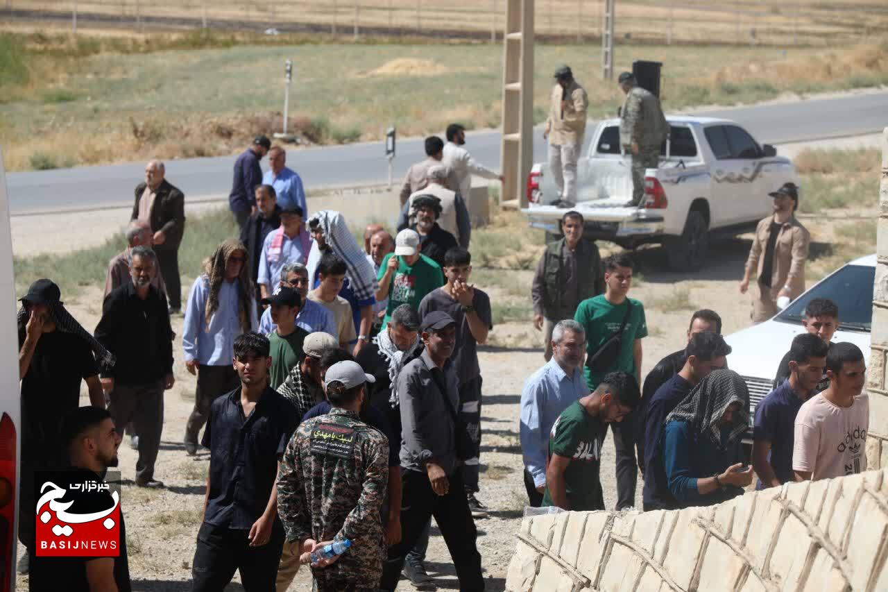 بازدید۲۰۰ زائر بسیجی گیلانی از یادمانهای دفاع مقدس در استان کرمانشاه بازدید۲۰۰ زائر بسیجی گیلانی از یادمانهای دفاع مقدس در استان کرمانشاه