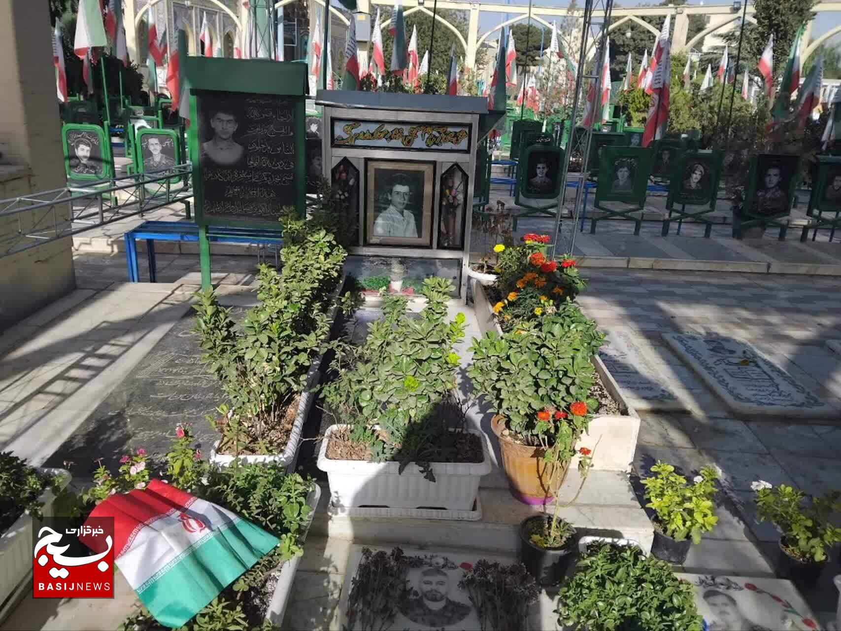 از غبارروبی گلزار شهدا تا اردوی زیارتی در ایام هفته دفاع مقدس