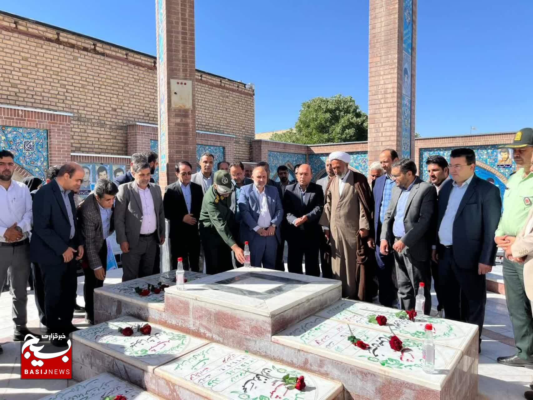 غبارروبی مزار شهدای زاوه؛ تجدید میثاق مسئولان با آرمان‌های شهیدان در هفته دولت