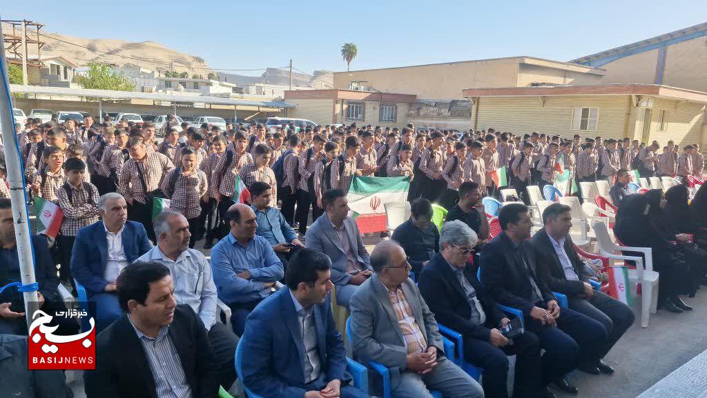 ۱۰ هزار دانشآموز پلدختری، تحصیل را با پیام ایثار آغاز کردند ۱۰ هزار دانشآموز پلدختری، تحصیل را با پیام ایثار آغاز کردند