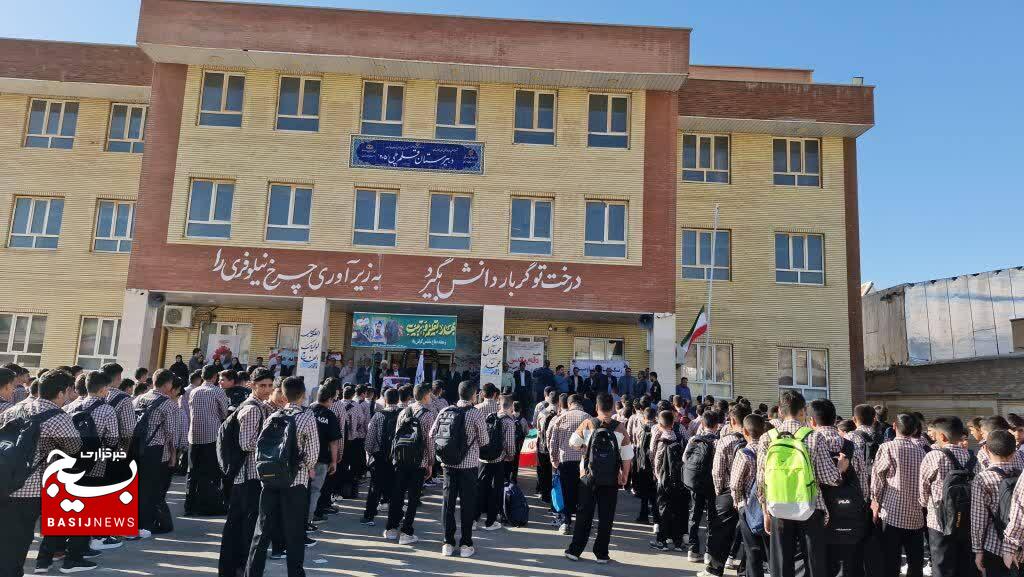 ۱۰ هزار دانشآموز پلدختری، تحصیل را با پیام ایثار آغاز کردند ۱۰ هزار دانشآموز پلدختری، تحصیل را با پیام ایثار آغاز کردند