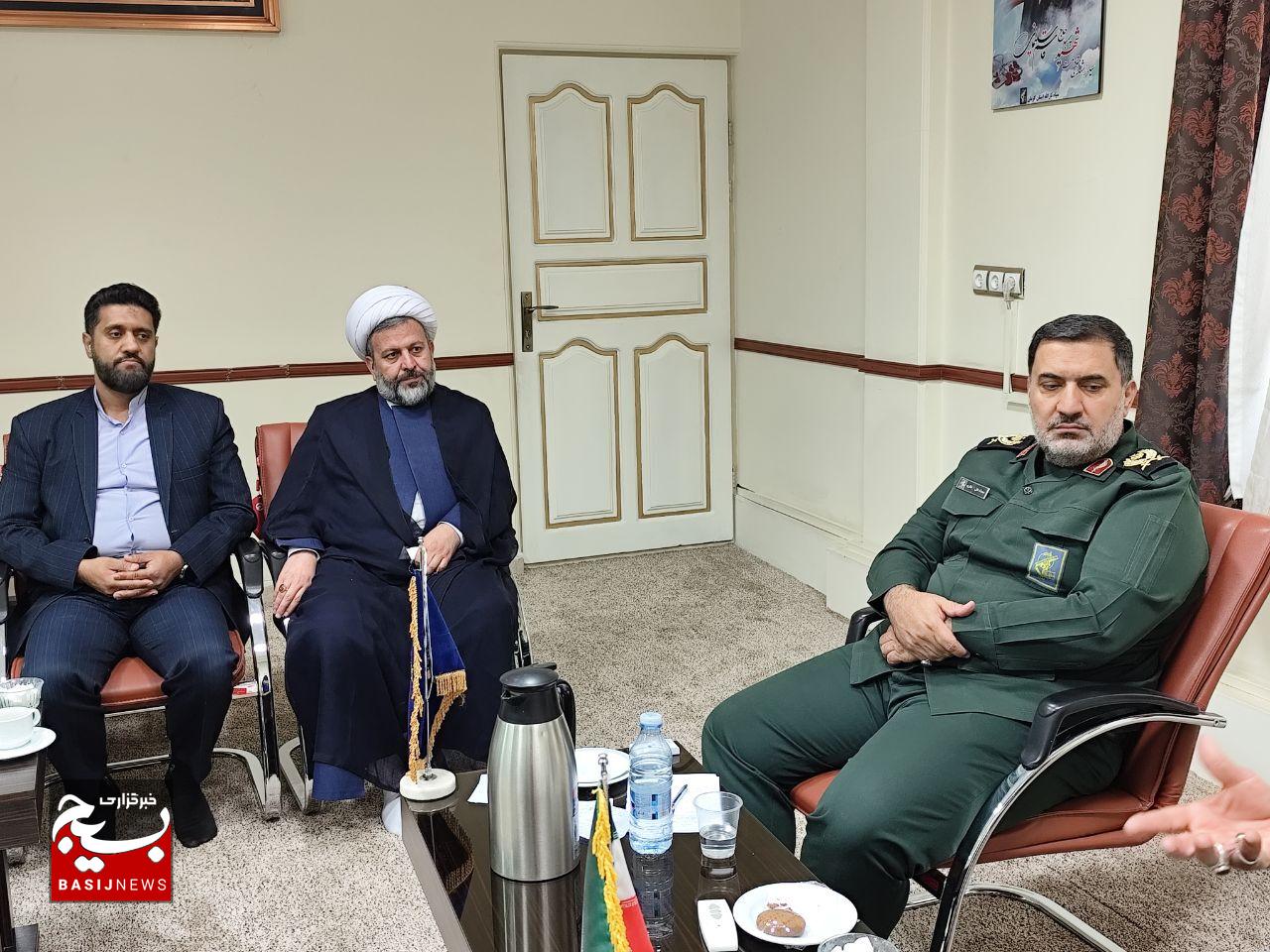 مداحان و شورای هیئات مذهبی کرمان با سردار نظری دیدار کردند