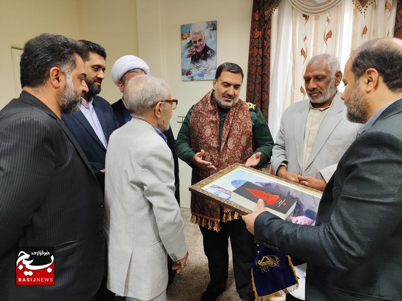 مداحان و شورای هیئات مذهبی کرمان با سردار نظری دیدار کردند