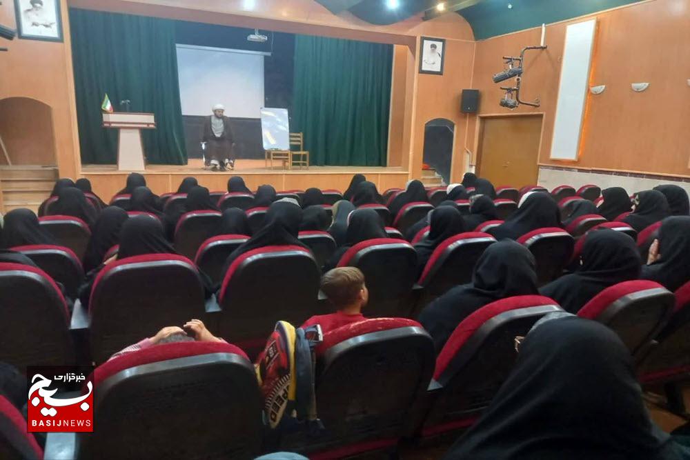 برگزاری دورههای«والدین آگاه، فرزندان موفق» در شهر ازندریان ملایر