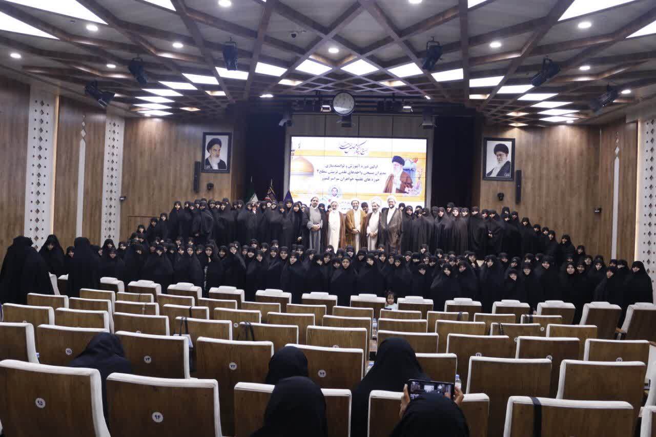 ملت امام حسین(ع) شکست را نمی‌پذیرد/ آمریکا آرزوی تسلیم ایران را به گور می‌برد