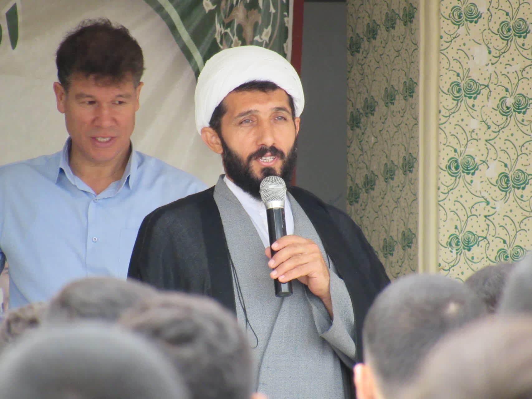 شهدا با نثار جان خود از انقلاب اسلامی پاسداری کردند/ دانش آموزان با کسب علم و دانش، پرچمدار اقتدار علمی کشور هستند
