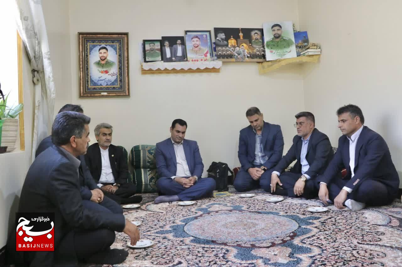 تجلیل مسئول سازمان بسیج حقوقدانان کشور از خانواده معظم شهدای کهگیلویه و بویراحمد تجلیل مسئول سازمان بسیج حقوقدانان کشور از خانواده معظم شهدای کهگیلویه و بویراحمد