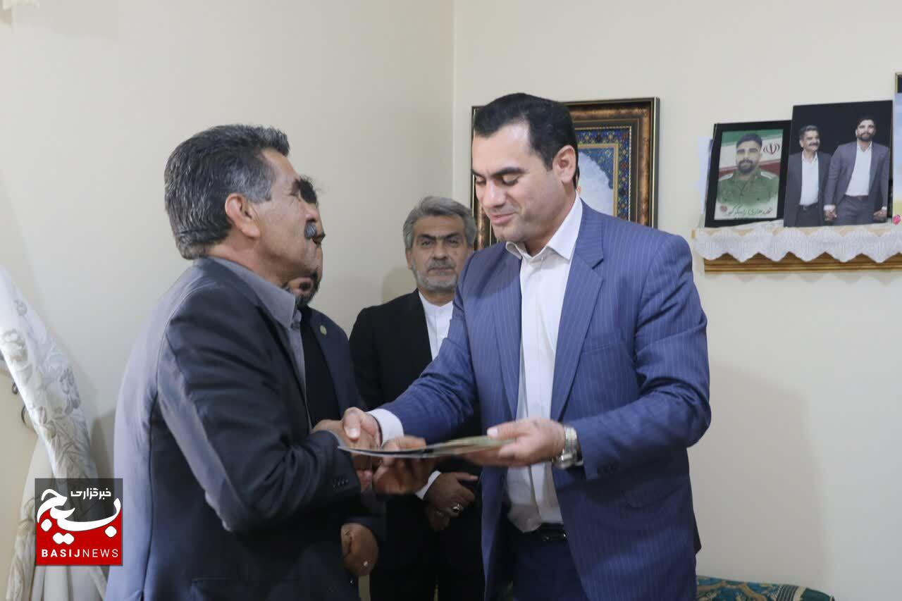 تجلیل مسئول سازمان بسیج حقوقدانان کشور از خانواده معظم شهدای کهگیلویه و بویراحمد تجلیل مسئول سازمان بسیج حقوقدانان کشور از خانواده معظم شهدای کهگیلویه و بویراحمد