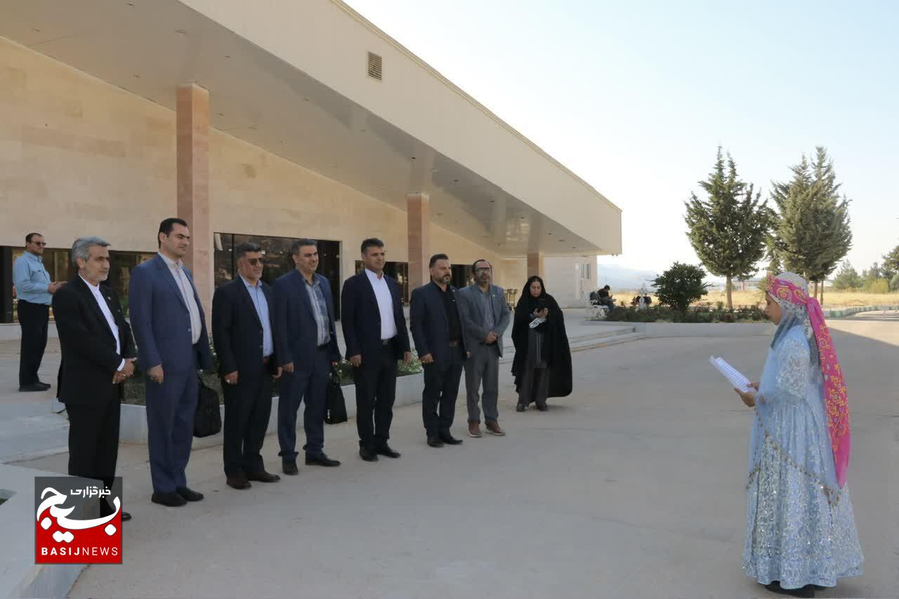 تجلیل مسئول سازمان بسیج حقوقدانان کشور از خانواده معظم شهدای کهگیلویه و بویراحمد تجلیل مسئول سازمان بسیج حقوقدانان کشور از خانواده معظم شهدای کهگیلویه و بویراحمد