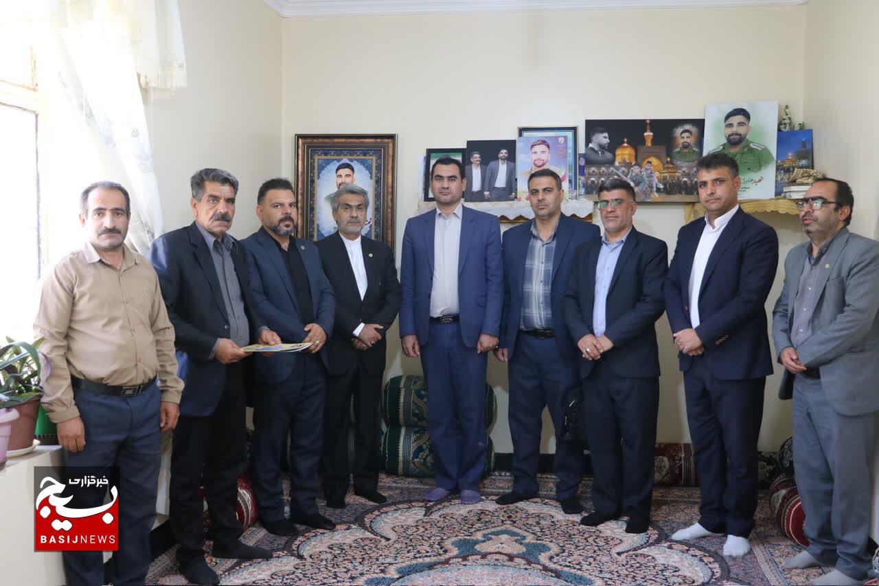 تجلیل مسئول سازمان بسیج حقوقدانان کشور از خانواده معظم شهدای کهگیلویه و بویراحمد تجلیل مسئول سازمان بسیج حقوقدانان کشور از خانواده معظم شهدای کهگیلویه و بویراحمد