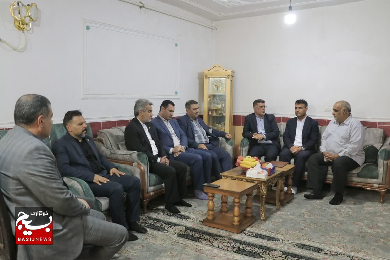 تجلیل مسئول سازمان بسیج حقوقدانان کشور از خانواده معظم شهدای کهگیلویه و بویراحمد تجلیل مسئول سازمان بسیج حقوقدانان کشور از خانواده معظم شهدای کهگیلویه و بویراحمد