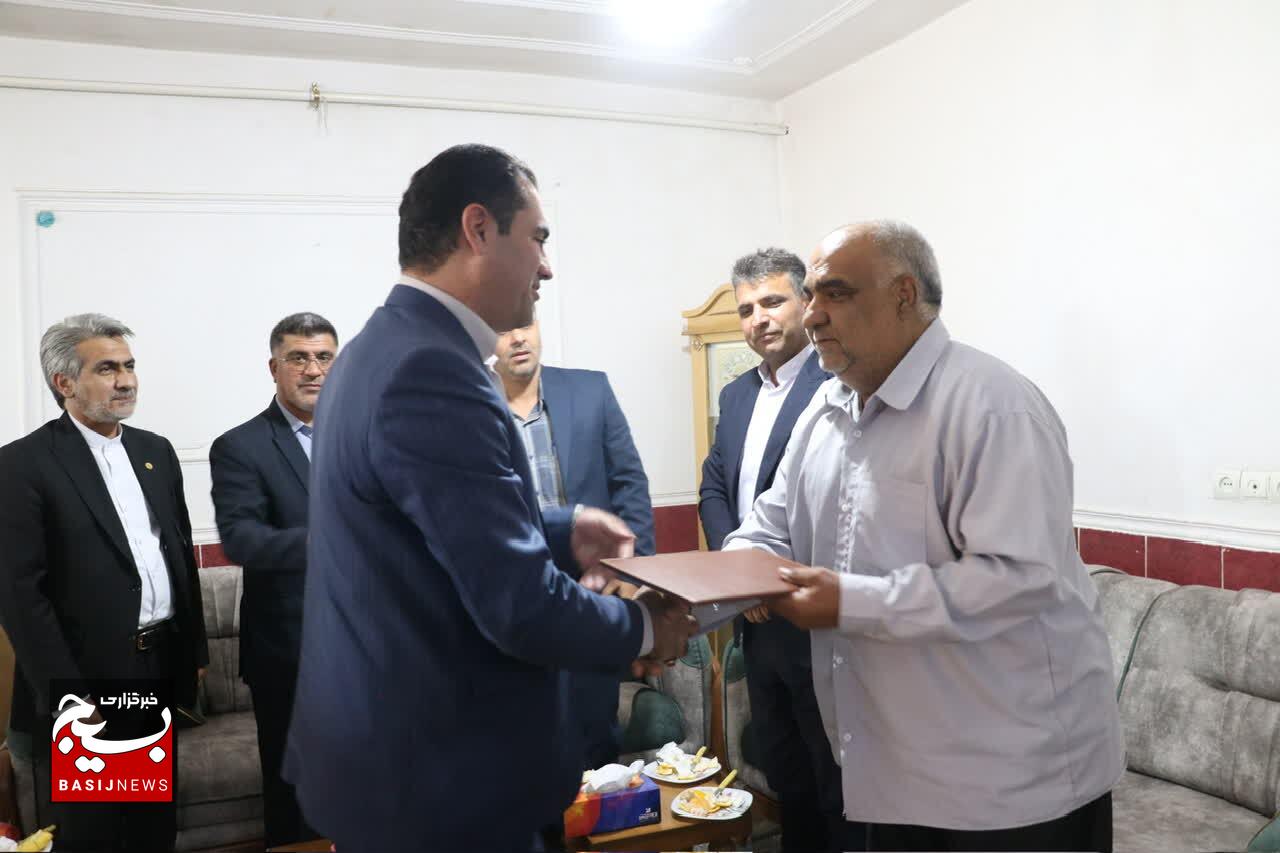 تجلیل مسئول سازمان بسیج حقوقدانان کشور از خانواده معظم شهدای کهگیلویه و بویراحمد تجلیل مسئول سازمان بسیج حقوقدانان کشور از خانواده معظم شهدای کهگیلویه و بویراحمد