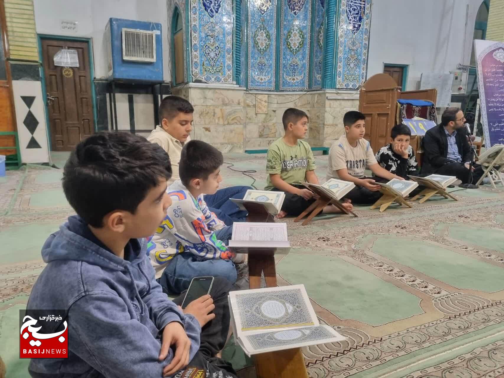 جلسه انس با قرآن کریم با شور و اشتیاق جوانان و نوجوانان در حلقه قرآنی شهر الوند 