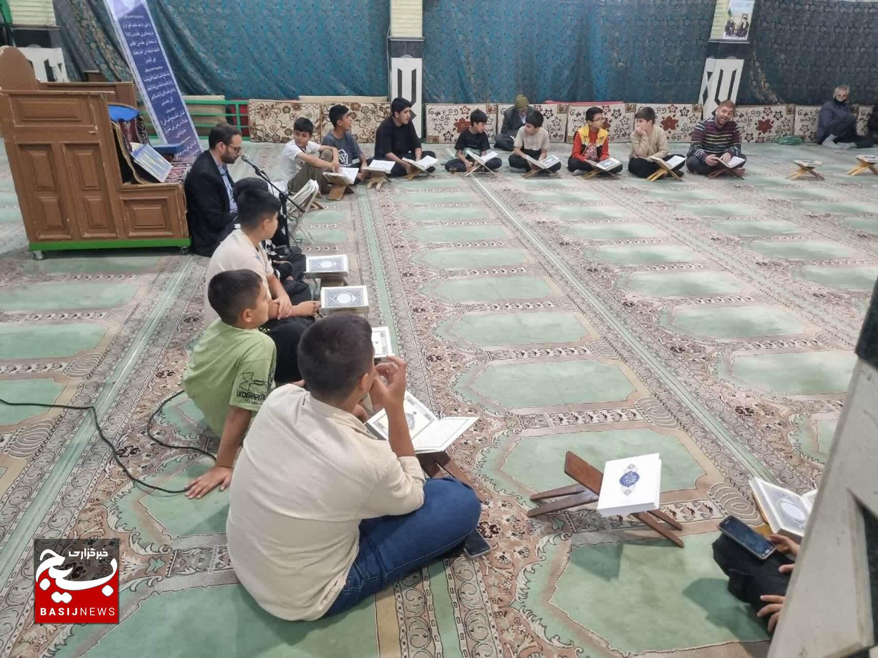 جلسه انس با قرآن کریم با شور و اشتیاق جوانان و نوجوانان در حلقه قرآنی شهر الوند 
