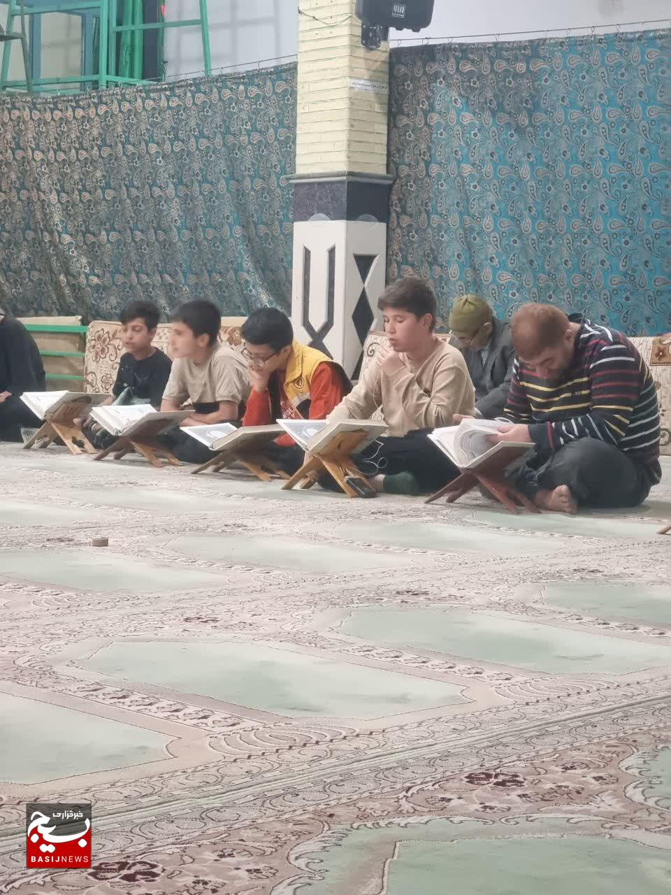 جلسه انس با قرآن کریم با شور و اشتیاق جوانان و نوجوانان در حلقه قرآنی شهر الوند 