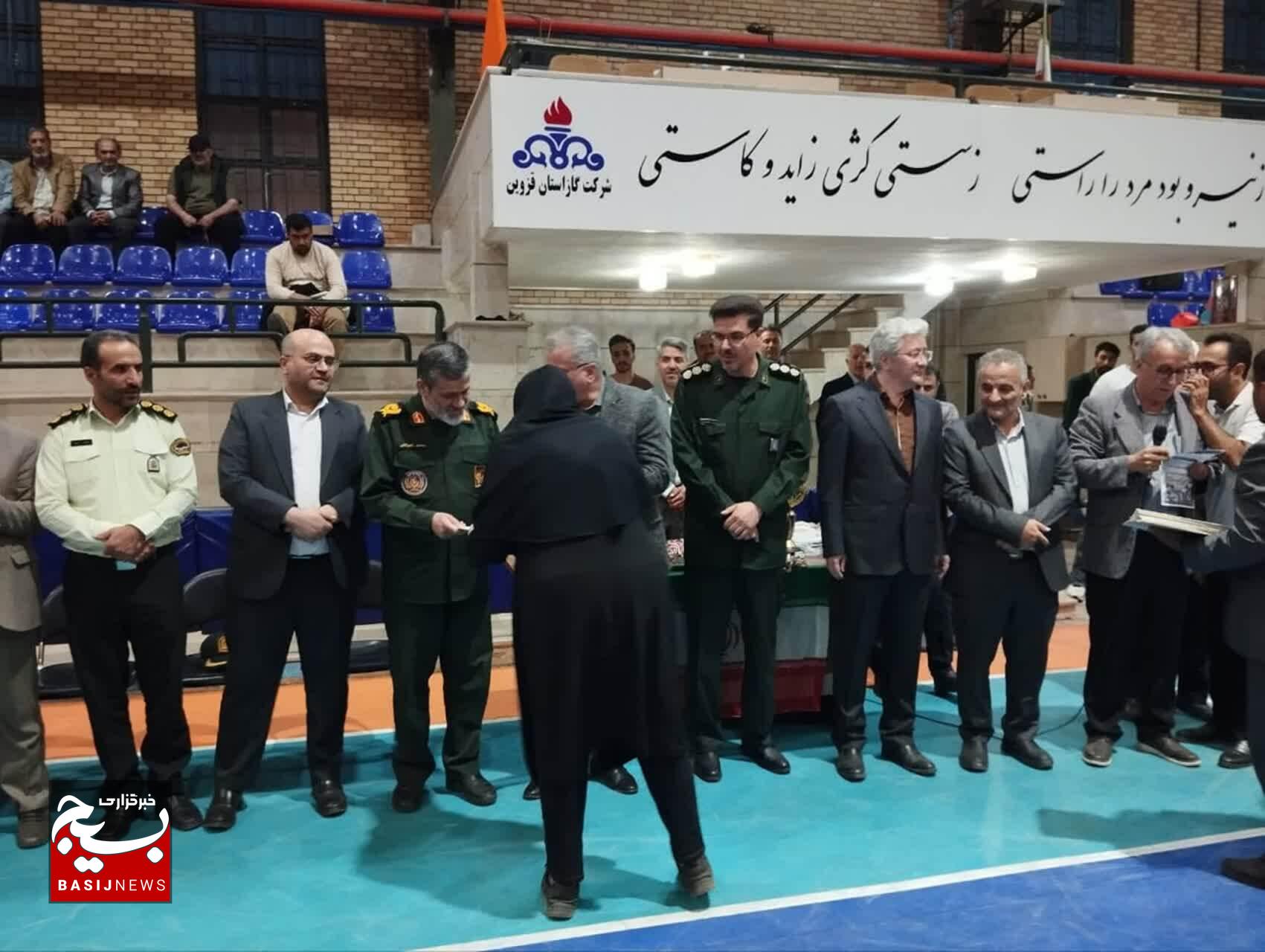 تجلیل از نفرات برتر جشنواره ورزشی گرامیداشت هفته دفاع مقدس در قزوین تجلیل از نفرات برتر جشنواره ورزشی گرامیداشت هفته دفاع مقدس در قزوین
