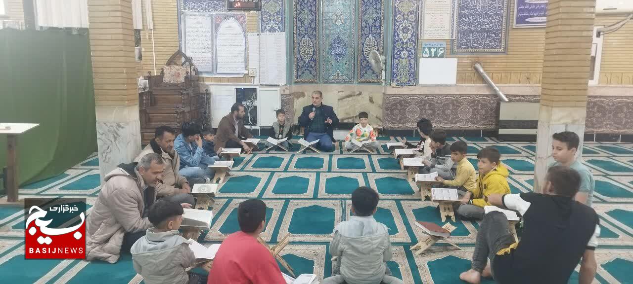 زمزمههای قرائت قرآن پدرم بعد از نماز صبح، مرا به این آیات نورانی علاقمند کرد/ قرآن از استحاله فکری و فرهنگی جلوگیری میکند زمزمههای قرائت قرآن پدرم بعد از نماز صبح، مرا به این آیات نورانی علاقمند کرد/ قرآن از استحاله فکری و فرهنگی جلوگیری میکند