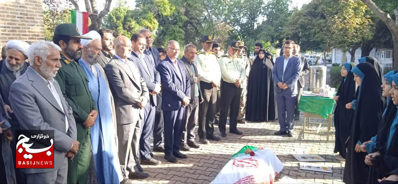 غبارروبی و عطرافشانی مزار شهدا در مشهد؛ همزمان با هفته دفاع مقدس و آغاز سال تحصیلی