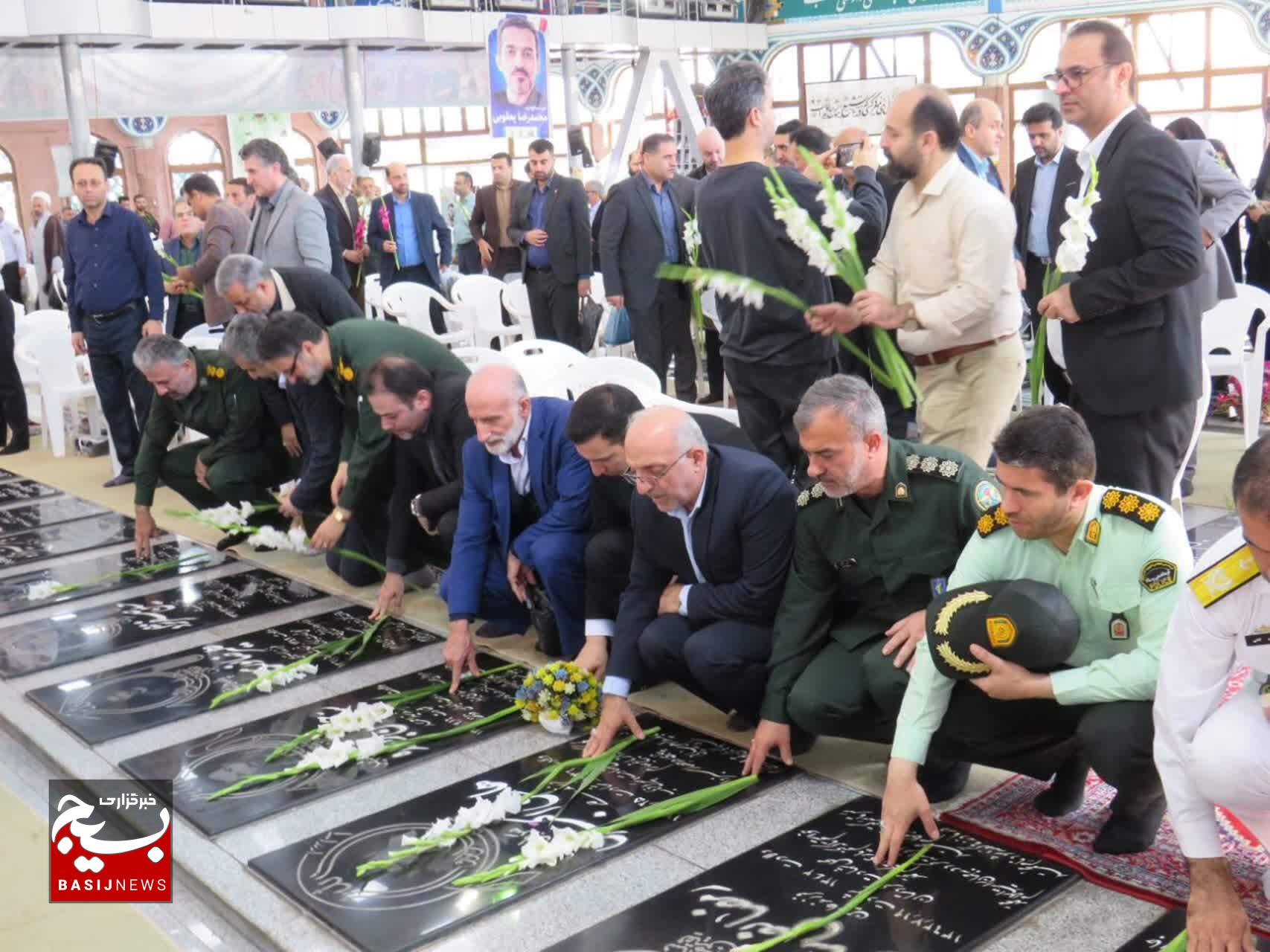 گلباران مزار شهدا همزمان با هفته دفاع مقدس در گیلان گلباران مزار شهدا همزمان با هفته دفاع مقدس در گیلان