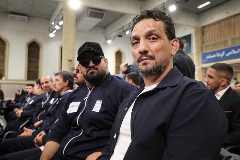 رهبر معظم انقلاب: «احترام به پرچم، سجده و دعای ورزشکاران پیروز» نماد ملت ایران هستند