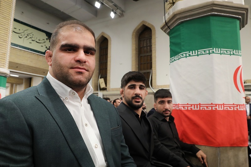 رهبر معظم انقلاب: «احترام به پرچم، سجده و دعای ورزشکاران پیروز» نماد ملت ایران هستند