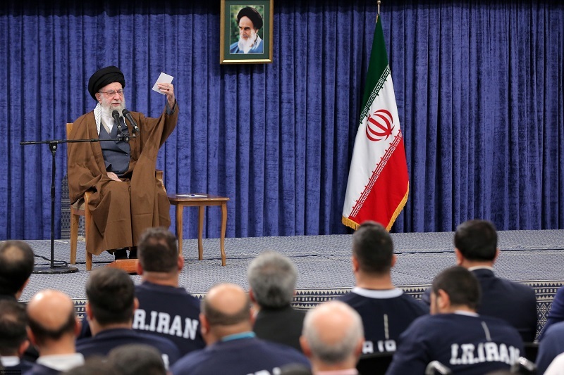 رهبر معظم انقلاب: «احترام به پرچم، سجده و دعای ورزشکاران پیروز» نماد ملت ایران هستند