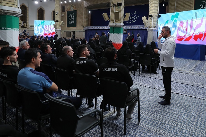 رهبر معظم انقلاب: «احترام به پرچم، سجده و دعای ورزشکاران پیروز» نماد ملت ایران هستند