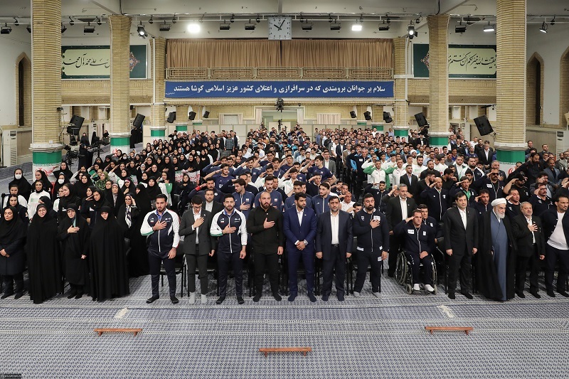 رهبر معظم انقلاب: «احترام به پرچم، سجده و دعای ورزشکاران پیروز» نماد ملت ایران هستند