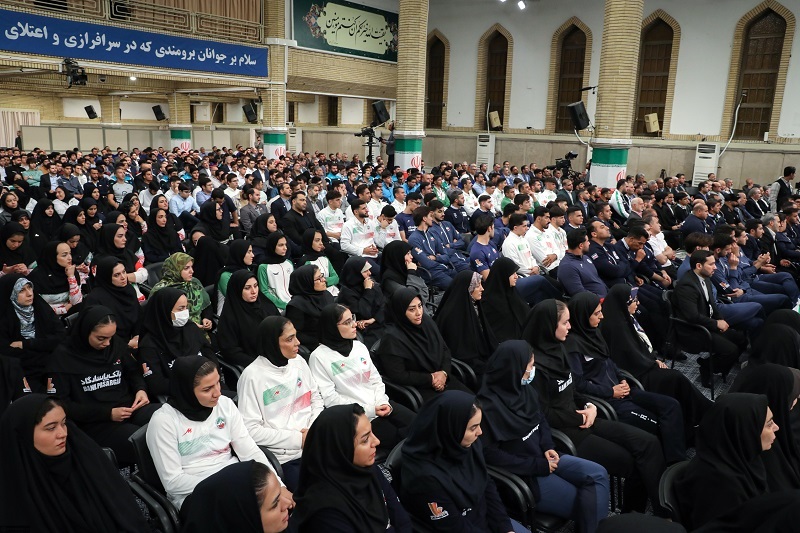 رهبر معظم انقلاب: «احترام به پرچم، سجده و دعای ورزشکاران پیروز» نماد ملت ایران هستند