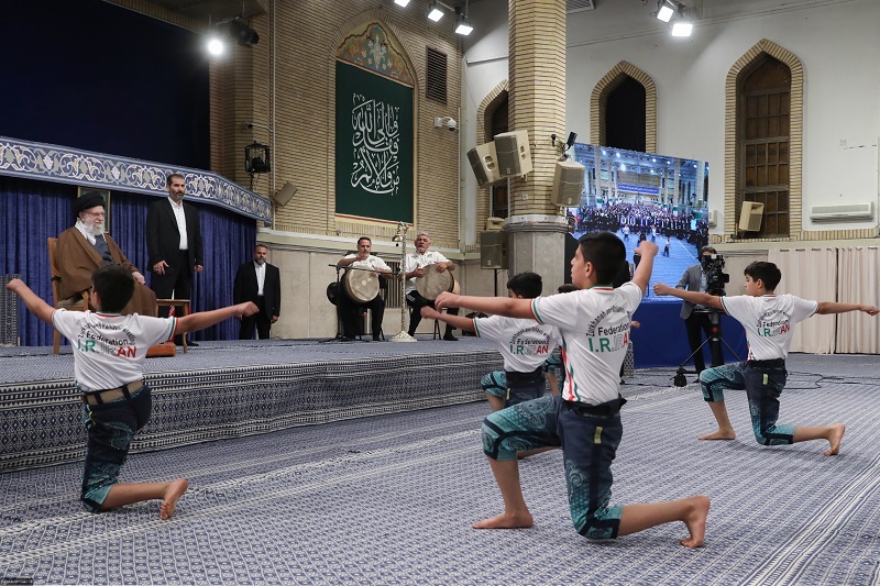 رهبر معظم انقلاب: «احترام به پرچم، سجده و دعای ورزشکاران پیروز» نماد ملت ایران هستند