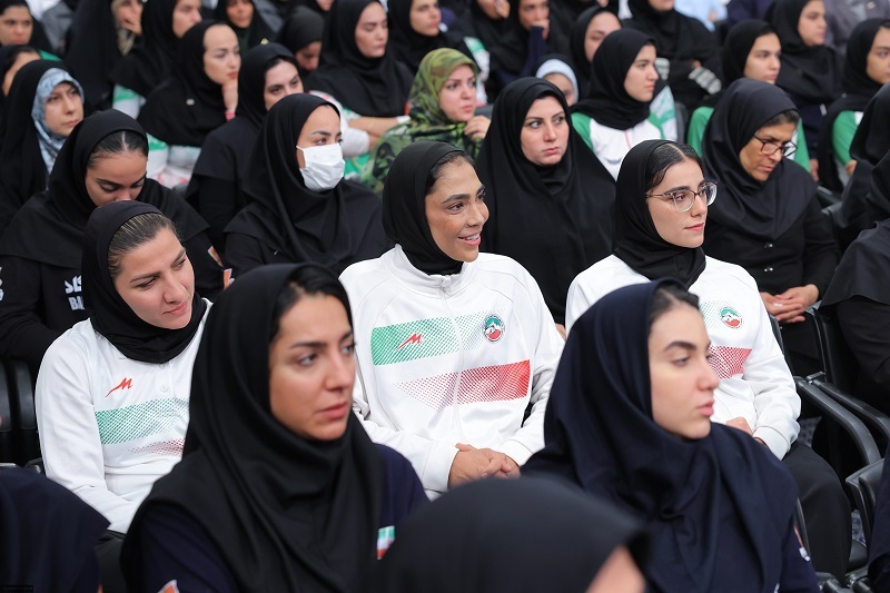 رهبر معظم انقلاب: «احترام به پرچم، سجده و دعای ورزشکاران پیروز» نماد ملت ایران هستند