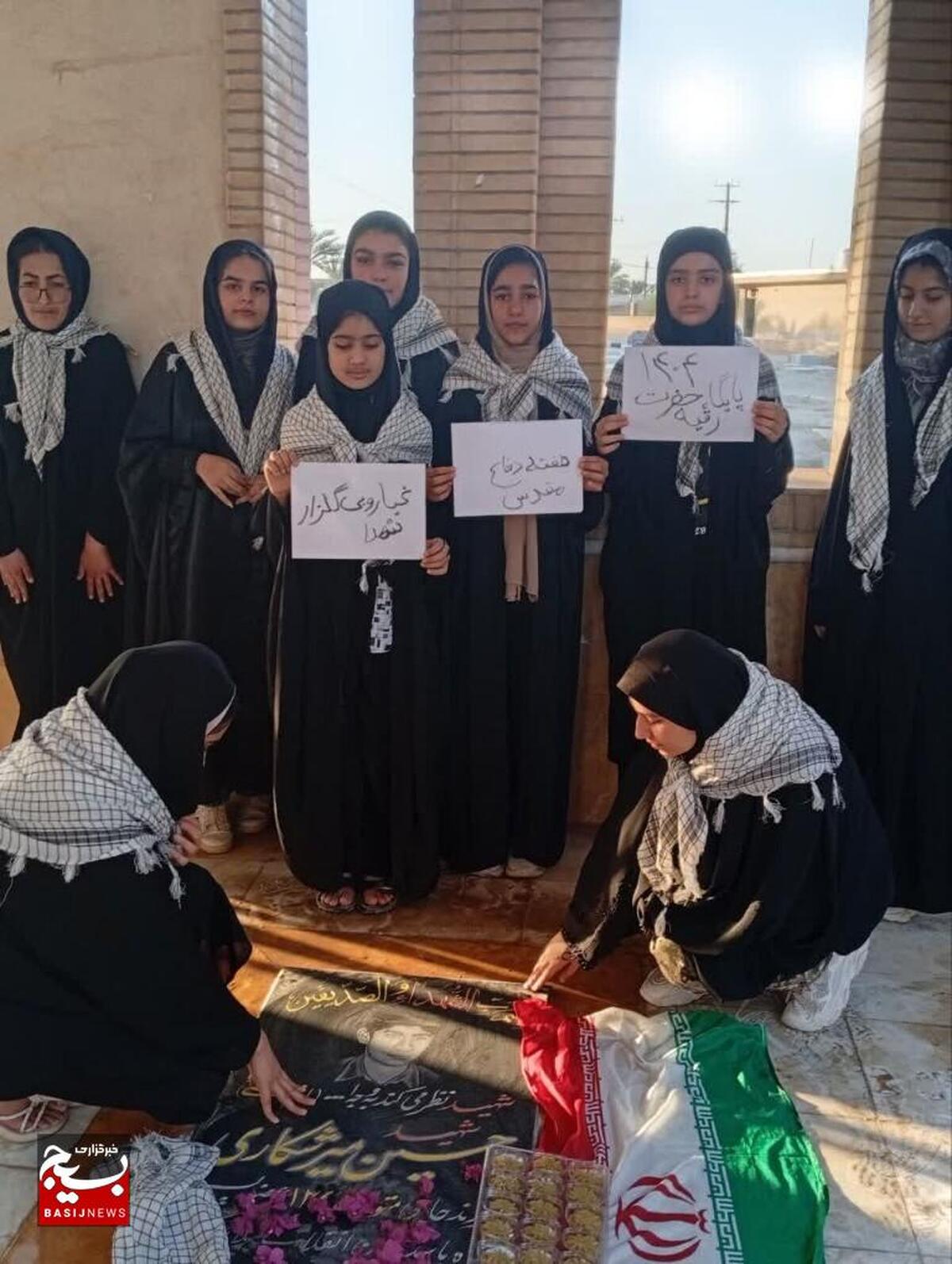 عطرافشانی قبور مطهر شهدا در روستای گلنگون تنگستان؛ تجلی وفاداری به آرمان‌های دفاع مقدس