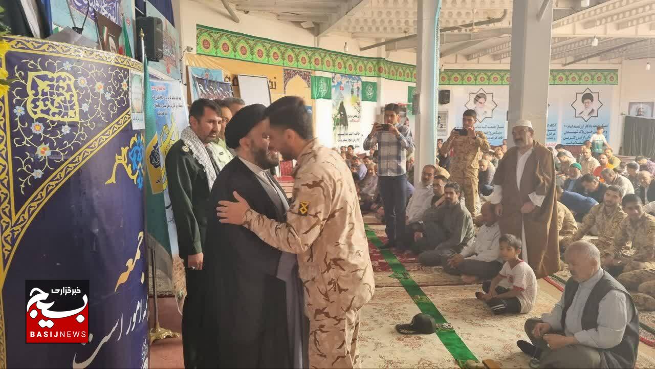 تجلیل از سربازان نمونه در نمازجمعه فریمان تجلیل از سربازان نمونه در نمازجمعه فریمان