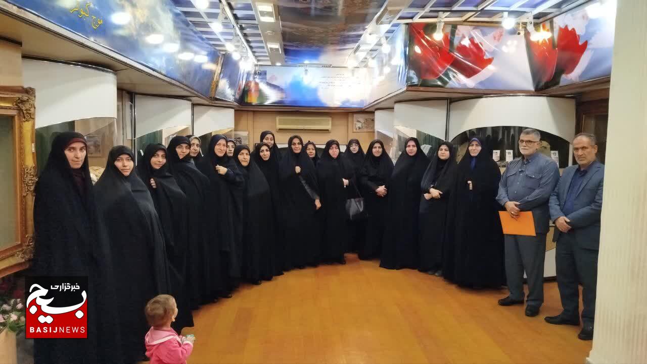 بازدید اعضای کمیته زنان و دفاع مقدس استان گیلان از موزه دفاع مقدس رشت همراه با روایتگری ایثار و مقاومت بازدید اعضای کمیته زنان و دفاع مقدس استان گیلان از موزه دفاع مقدس رشت همراه با روایتگری ایثار و مقاومت