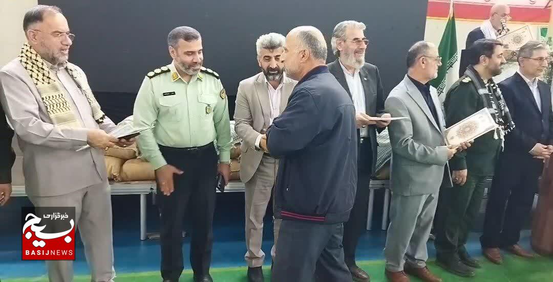 ایران پرچمدار ایستادگی در برابر استکبار جهانی است ایران پرچمدار ایستادگی در برابر استکبار جهانی است