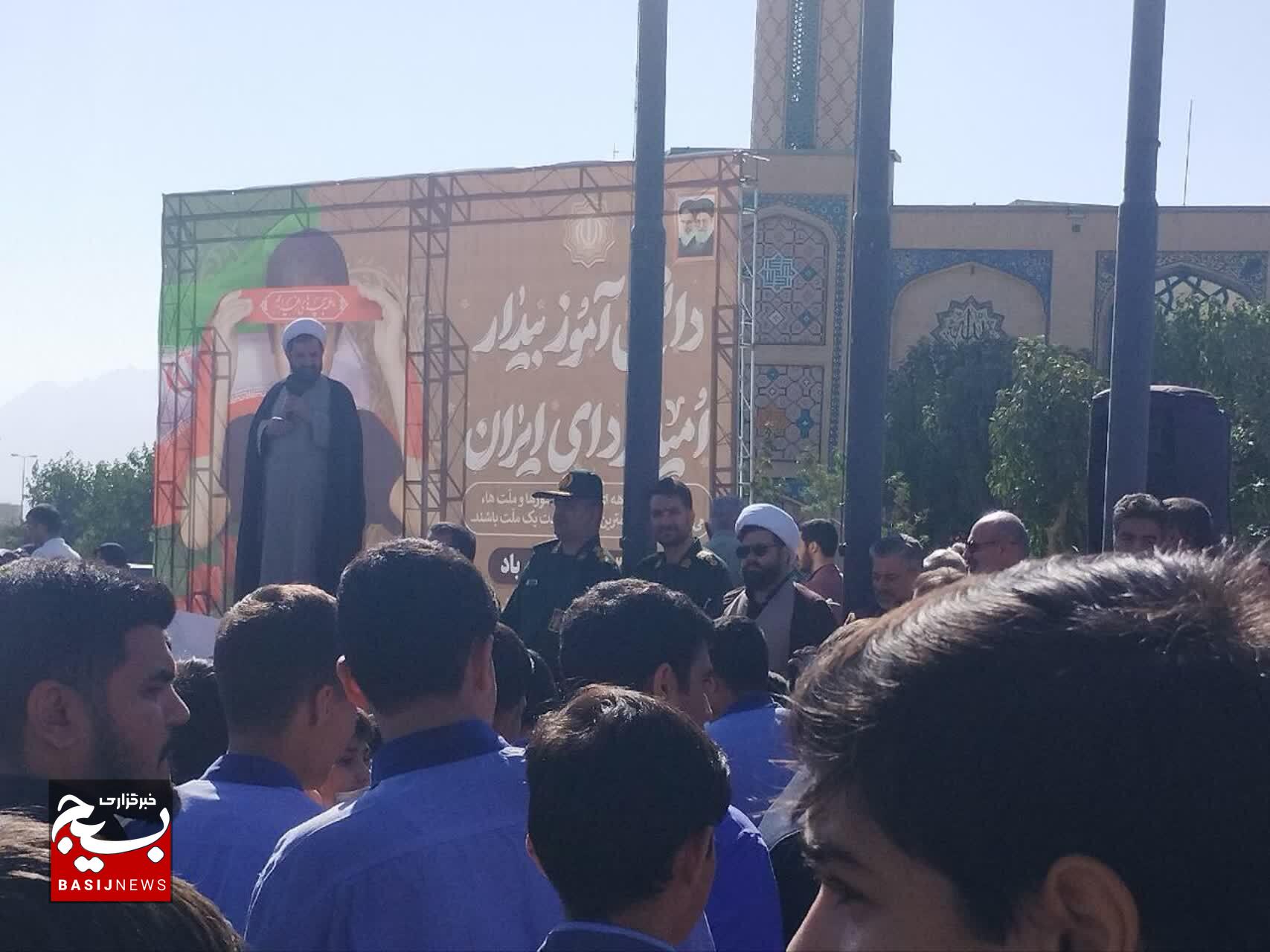 حضور گسترده مردمی و دانش آموزی در یوم الله ۱۳ آبان