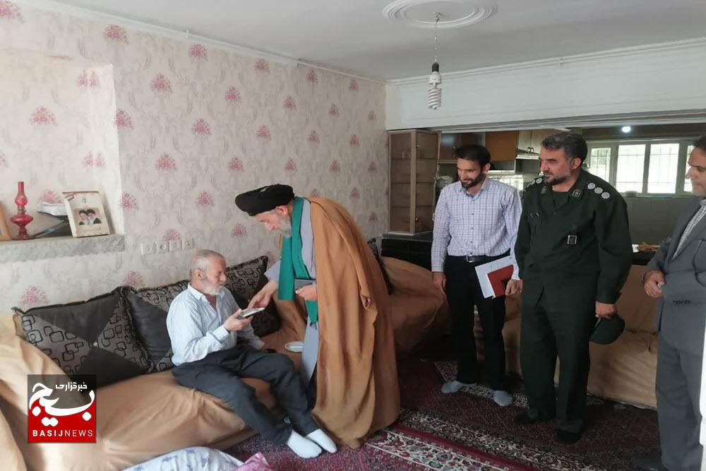 دیدار مسئول بسیج کارگران و کارخانجات استان همدان با خانواده شهید زهرهوند
