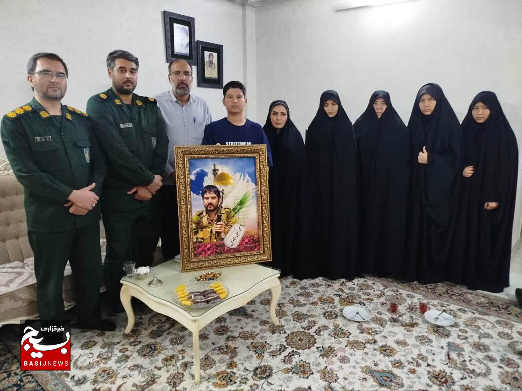 دیدار فرمانده ناحیه مقاومت بسیج میثم با خانواده شهید مدافع حرم محمدعلی خادمی در مشهد دیدار فرمانده ناحیه مقاومت بسیج میثم با خانواده شهید مدافع حرم محمدعلی خادمی در مشهد
