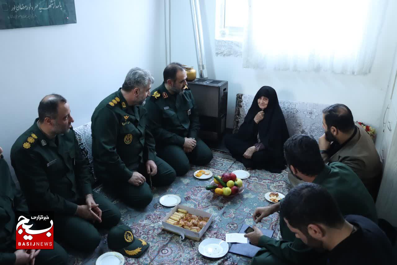 دیدار فرمانده سپاه قدس گیلان با خانواده شهدای بسیجی دوران دفاع مقدس دیدار فرمانده سپاه قدس گیلان با خانواده شهدای بسیجی دوران دفاع مقدس
