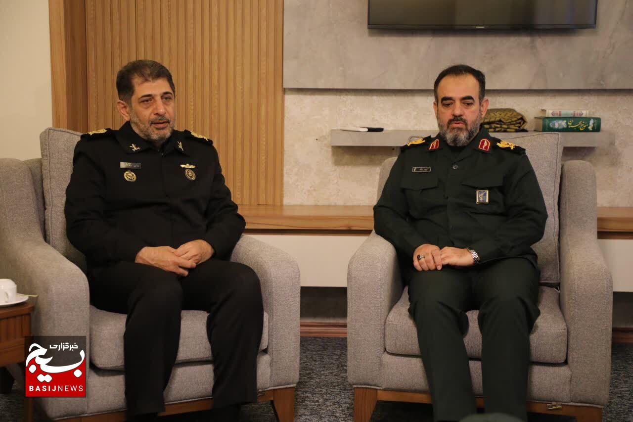 دیدار فرمانده سپاه قدس گیلان با فرمانده منطقه چهارم دریایی امام رضا(ع) نیروی دریایی ارتش در انزلی