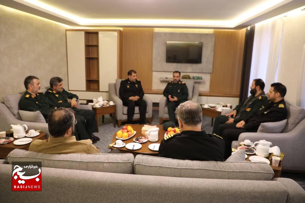 دیدار فرمانده سپاه قدس گیلان با فرمانده منطقه چهارم دریایی امام رضا(ع) نیروی دریایی ارتش در انزلی
