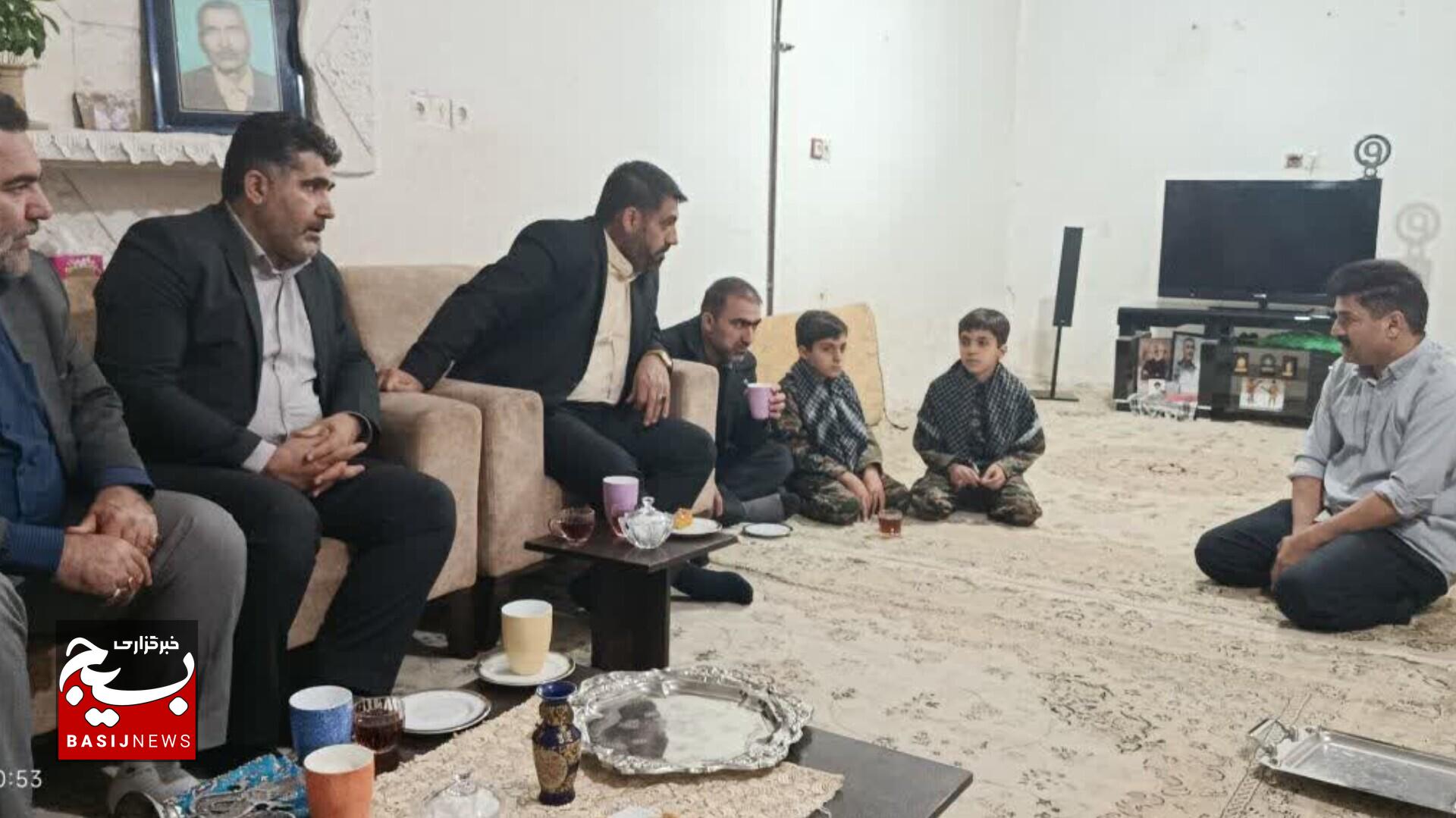 دیدار صمیمی فرمانده سپاه لرستان با نوگلان حسینی در چگنی دیدار صمیمی فرمانده سپاه لرستان با نوگلان حسینی در چگنی