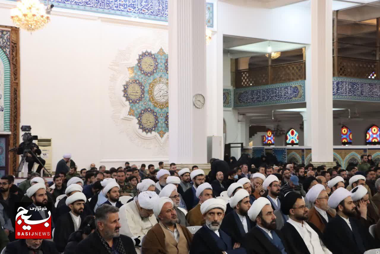 انقلاب اسلامی با نور استقلال و مقاومت صحنههای جهانی را روشن کرده است انقلاب اسلامی با نور استقلال و مقاومت صحنههای جهانی را روشن کرده است