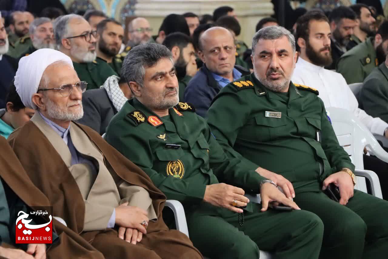 انقلاب اسلامی با نور استقلال و مقاومت صحنههای جهانی را روشن کرده است انقلاب اسلامی با نور استقلال و مقاومت صحنههای جهانی را روشن کرده است