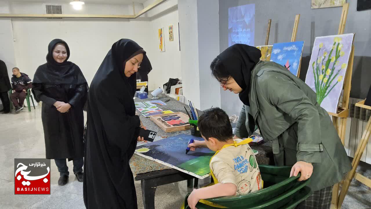 نمایشگاه آثار هنری معلولین و سالمندان در قزوین برگزار شد