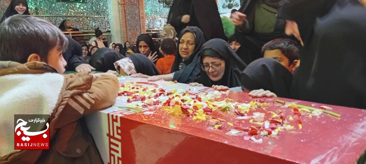 وداع اشکآلود مردم نیشابور با شهید گمنام در مراسم آیین تکریم مادران و همسران شهدا وداع اشکآلود مردم نیشابور با شهید گمنام در مراسم آیین تکریم مادران و همسران شهدا