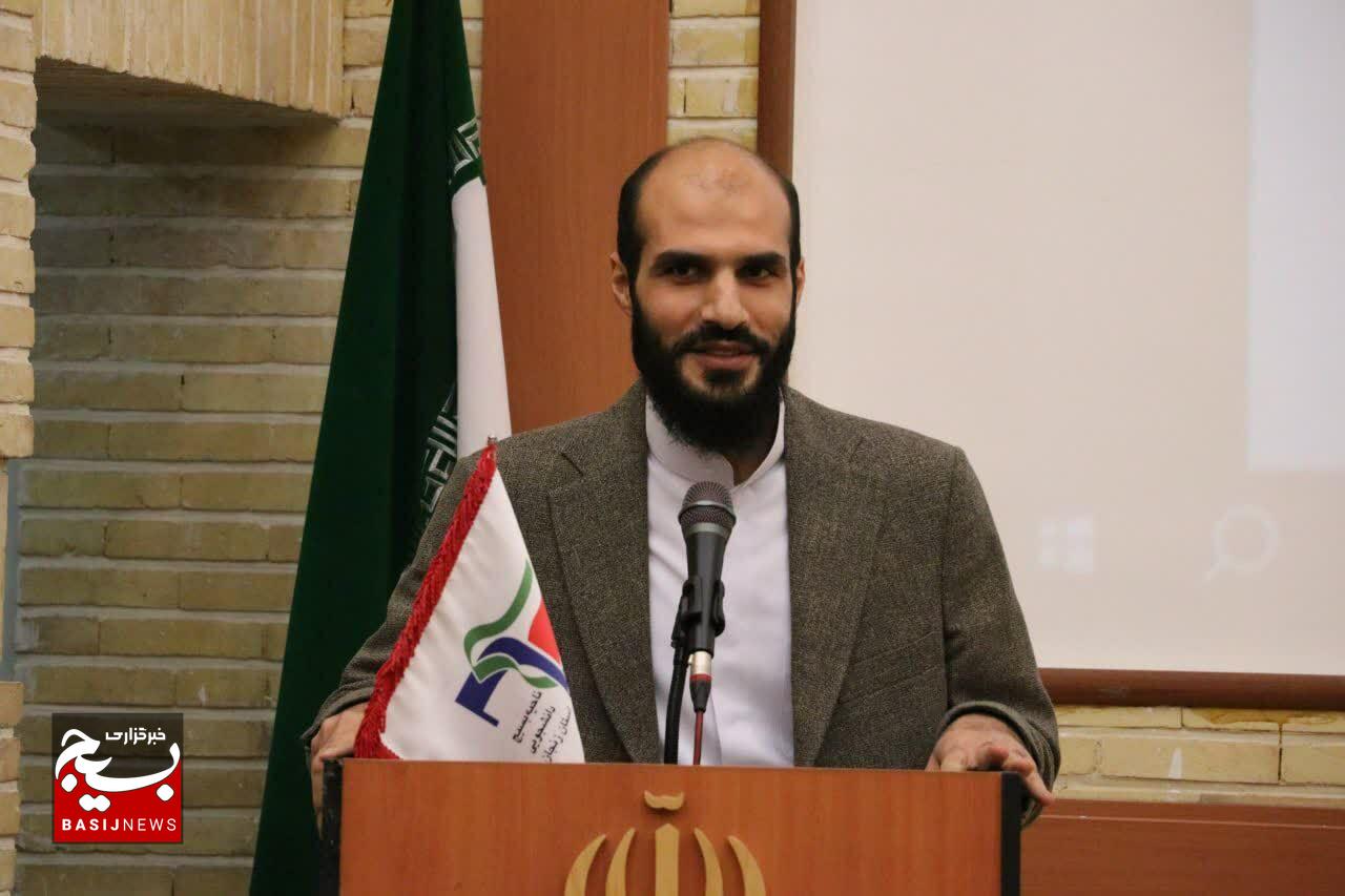 دانشجو مؤذن و پیشران جامعه است دانشجو مؤذن و پیشران جامعه است