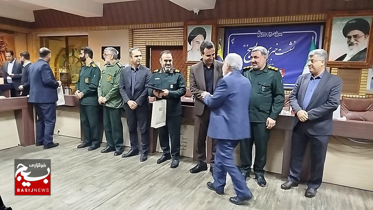 تجلیل ۲۵ نخبه علمی بسیجی در هفته بسیج تجلیل ۲۵ نخبه علمی بسیجی در هفته بسیج