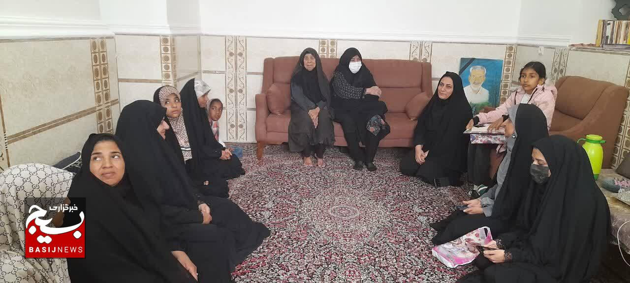 دیدار و تجلیل از مادر شهید محمودی به مناسبت میلاد حضرت فاطمه زهرا (س) در عنبرآباد دیدار و تجلیل از مادر شهید محمودی به مناسبت میلاد حضرت فاطمه زهرا (س) در عنبرآباد
