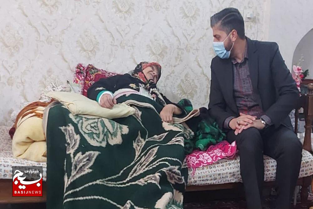 عیادت مسئولان از مادران شهدای ناحیه در هفته گرامیداشت مقام مادر عیادت مسئولان از مادران شهدای ناحیه در هفته گرامیداشت مقام مادر